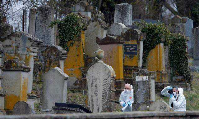 Die französische Polizei dokumentiert die Schändung des jüdischen Friedhofs von Quatzenheim.