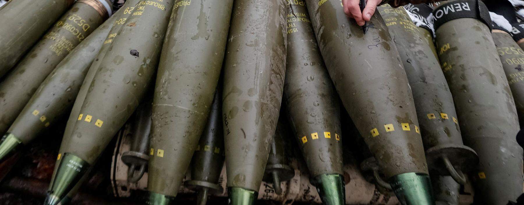 Botschaft an Russland: Ukrainer beschriften Granaten für die M777-Haubitze. Bei der Munition droht allerdings ein Engpass.