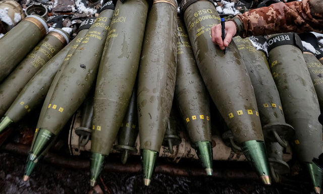 Botschaft an Russland: Ukrainer beschriften Granaten für die M777-Haubitze. Bei der Munition droht allerdings ein Engpass.