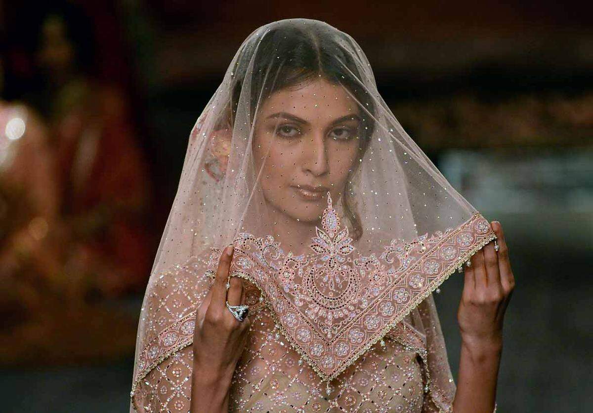 So soll eine indische Braut vor den Altar treten, wenn es nach Designer Tarun Tahiliani geht.   