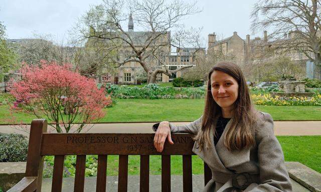 Auf dieser Bank im Garten des Balliol College der Uni Oxford sitzt Sandra Wachter gern, um neue Ideen zu entwickeln. 