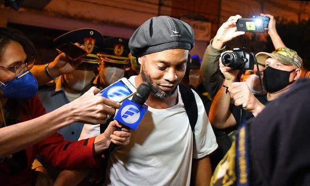 Wird Ronaldinho aus dem Gefängnis in den Hausarrest entlassen, ist selbst in Corona-Zeiten das Gedränge groß.