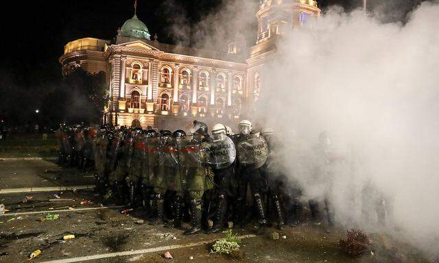 Die Polizei versuchte die Menge mit Tränengas vom Parlamentsgebäude in Belgrad zurückzudrängen.