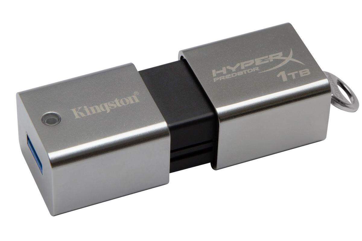 Kingston hat in Las Vegas den ersten USB-Stick mit 1 Terabyte Fassungsvermögen angekündigt. Dank USB 3.0 sollen Daten besonders schnell übertragen werden. Der Stick ist mit rund 9 cm Länge und rund 3 cm Breite nicht gerade klein. Preis ist noch keiner bekannt - der Marktstart ist im ersten Quartal geplant.