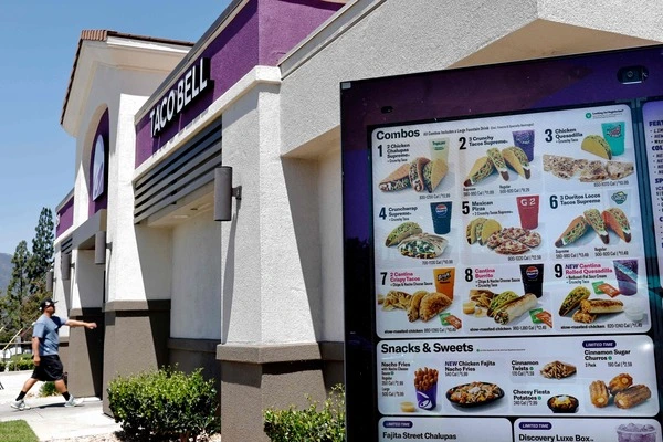 Symbolbild: Ein Kunde betritt am 14. Juli 2026 eine Taco-Bell-Filiale in La Cañada Flintridge im US-Bundesstaat Kalifornien. 