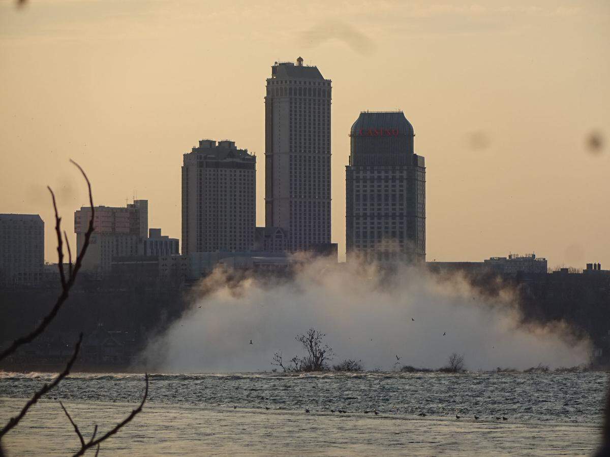 Der Niagara River, die Verbindung zwischen Eriesee und Ontariosee, gebärdet sich hier noch unauffällig. Man stelle sich aber vor, dass sich 1901 die 63-jährige Annie Taylor, um Star zu werden und der Armut zu entkommen, in einem selbst konstruierten Holzfass die Fälle hinunterstürzte. Sie überlebte tatsächlich. Ihr Manager verdiente mehr an der Sache als sie, sie starb im Armenhaus …