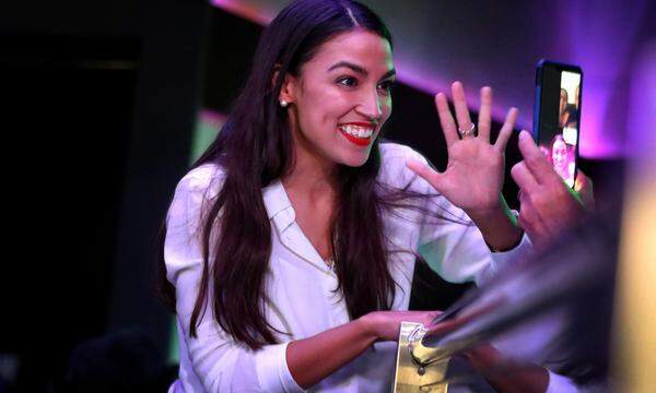  Alexandria Ocasio-Cortez (29) trat in einer Demokratenhochburg in New York an und schaffte den Einzug ins US-Repräsentantenhaus als bisher jüngste Frau überhaupt. Landesweit bekannt wurde die 29-Jährige Ende Juni, als sie den seit 20 Jahren im Kongress sitzenden Kongressabgeordneten Joe Crowley in der Vorwahl besiegte, was als Ohrfeige für das Establishment der Demokraten gewertet wurde. Ocasio-Cortez wurde in der Bronx als Tochter puerto-ricanischer Einwanderer geboren und studierte Wirtschaft in Boston. Ocasio-Cortez gehört den "Demokratischen Sozialisten Amerikas" an, einer im US-Politspektrum als linksradikal geltenden Organisation.