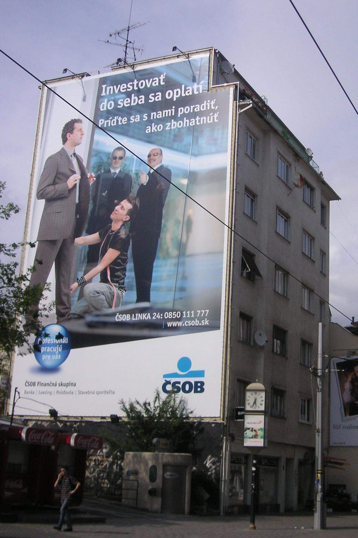 Bratislava, Tor zum Osten. Die angepasste Werbung in der Einkaufsstraße Obchodná …