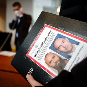 Archivbild: Fabio De Masi, Bundestagsabgeordneter der Partei Die Linke, kommt mit einem Aktenordner, auf dem die Fahndungsfotos des ehemaligen Wirecard-Vorstandsmitglieds Jan Masalek befestigt sind, in den Untersuchungsausschuss zum Bilanzskandal der Wirecard AG.