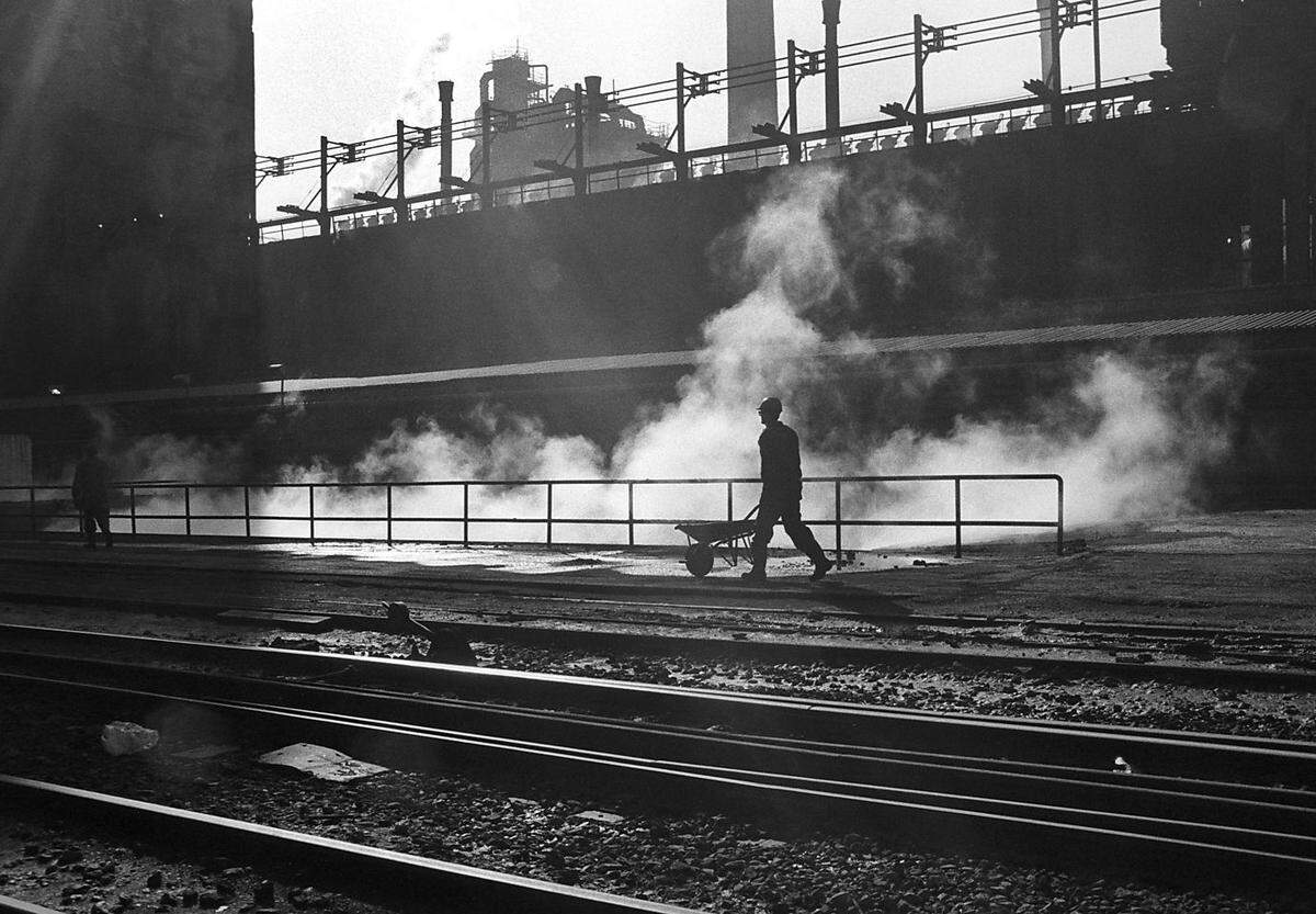 "Ich hatte das Gefühl, auf einen kostbaren Schatz gestoßen zu sein": 1988 war Roger Wehrli gerade mit der Fotografenausbildung fertig geworden, die Sinnsuche trieb ihn um. Das Reisebudget war klein, und so landete Wehrli zum ersten Mal in Bilbao - damals nicht die Stadt mit dem Guggenheim-Museum, sondern geprägt von langsam sterbender Industrie und baskischem Nationalismus. Wehrli fand in diesem Spannungsrahmen seine Spielwiese. Foto aus dem Jahr 1994: Arbeit in einem Stahlwerk.