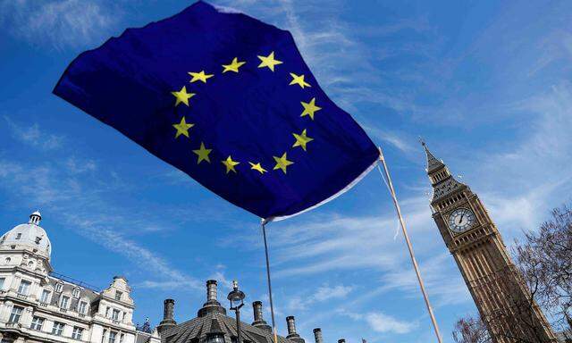 Symbolbild: EU-Fahne nahe dem britischen Parlament 