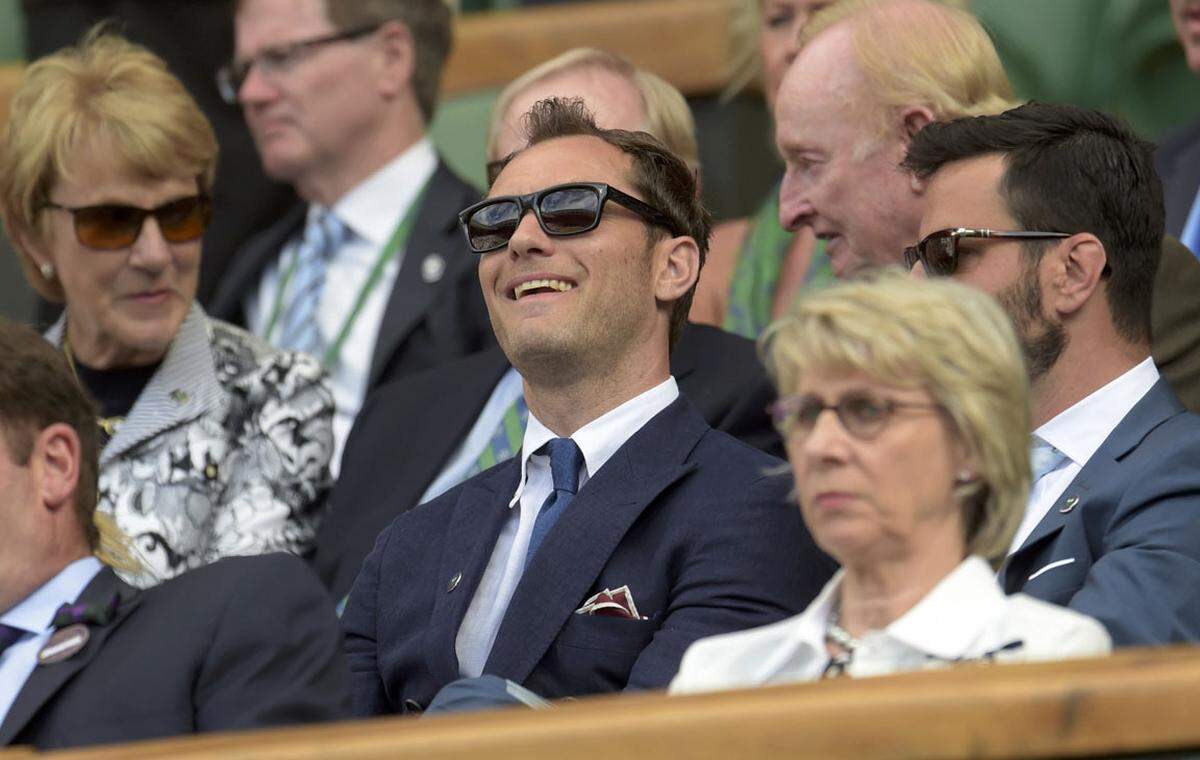 Einen eleganter Anzug mit Einstecktuch und dazu eine Sonnenbrille wählte Jude Law als seine "Tennis-Uniform".