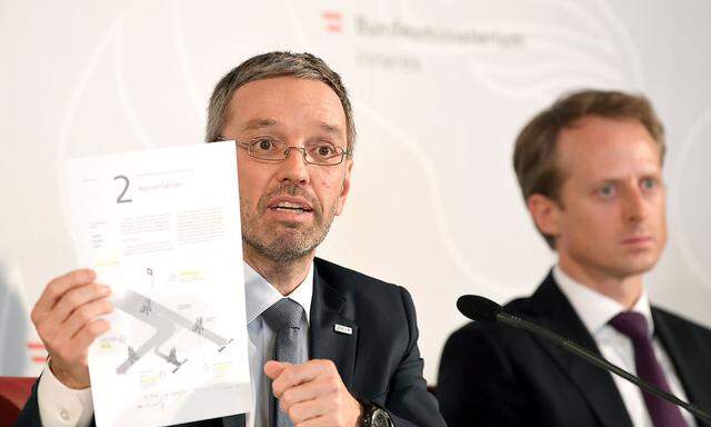  Innenminister Herbert Kickl (links, FPÖ) und Peter Webinger, Leiter der neuen Sektion V 'Fremdenwesen'