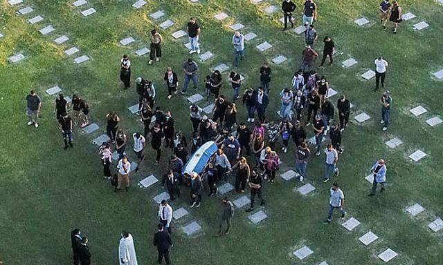 Luftaufnahme vom Begräbnis in einem Vorort von Buenos Aires. 