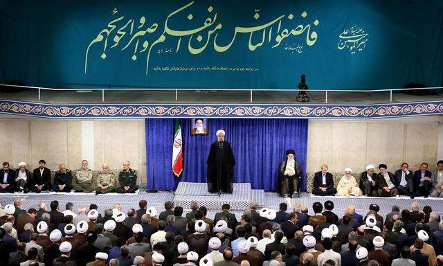 Ayatollah Ali Khamenei, oberster Führer des Iran, glaubt momentan noch nicht an einen Krieg. Doch das Land bereitet sich auf alle Szenarien vor – von „Konfrontation bis Diplomatie“.