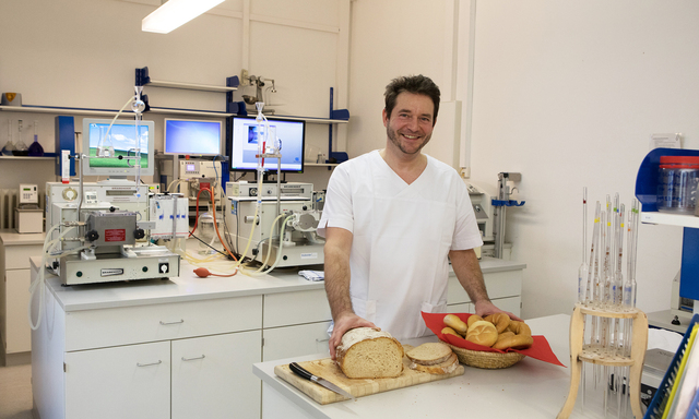 Guten Weizensauerteig muss man bis zu acht Tage lang ansetzen und sich ständig um ihn kümmern: „Wenn nötig, auch um zwei Uhr nachts“, erklärt Christian Kummer, Geschäftsführer der Versuchsanstalt für Getreideverarbeitung.