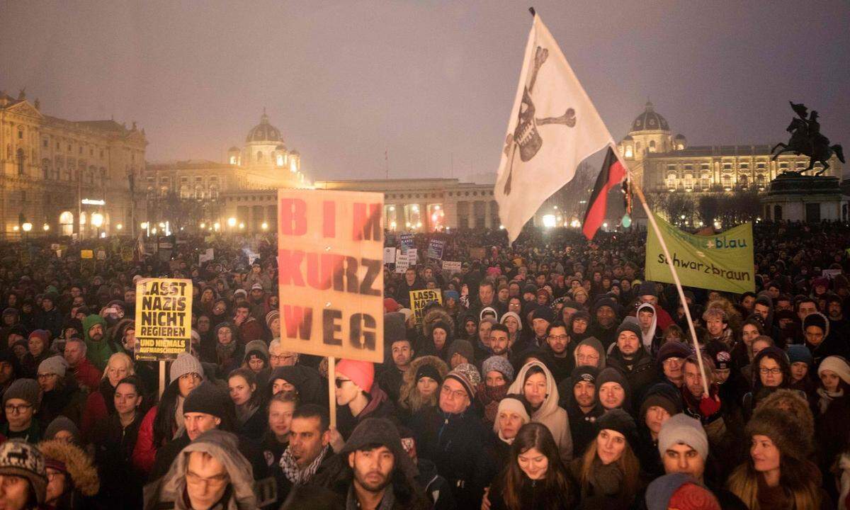 Mit einem Lichtermeer am Heldenplatz endete die Kundgebung kurz nach 18 Uhr friedlich.  