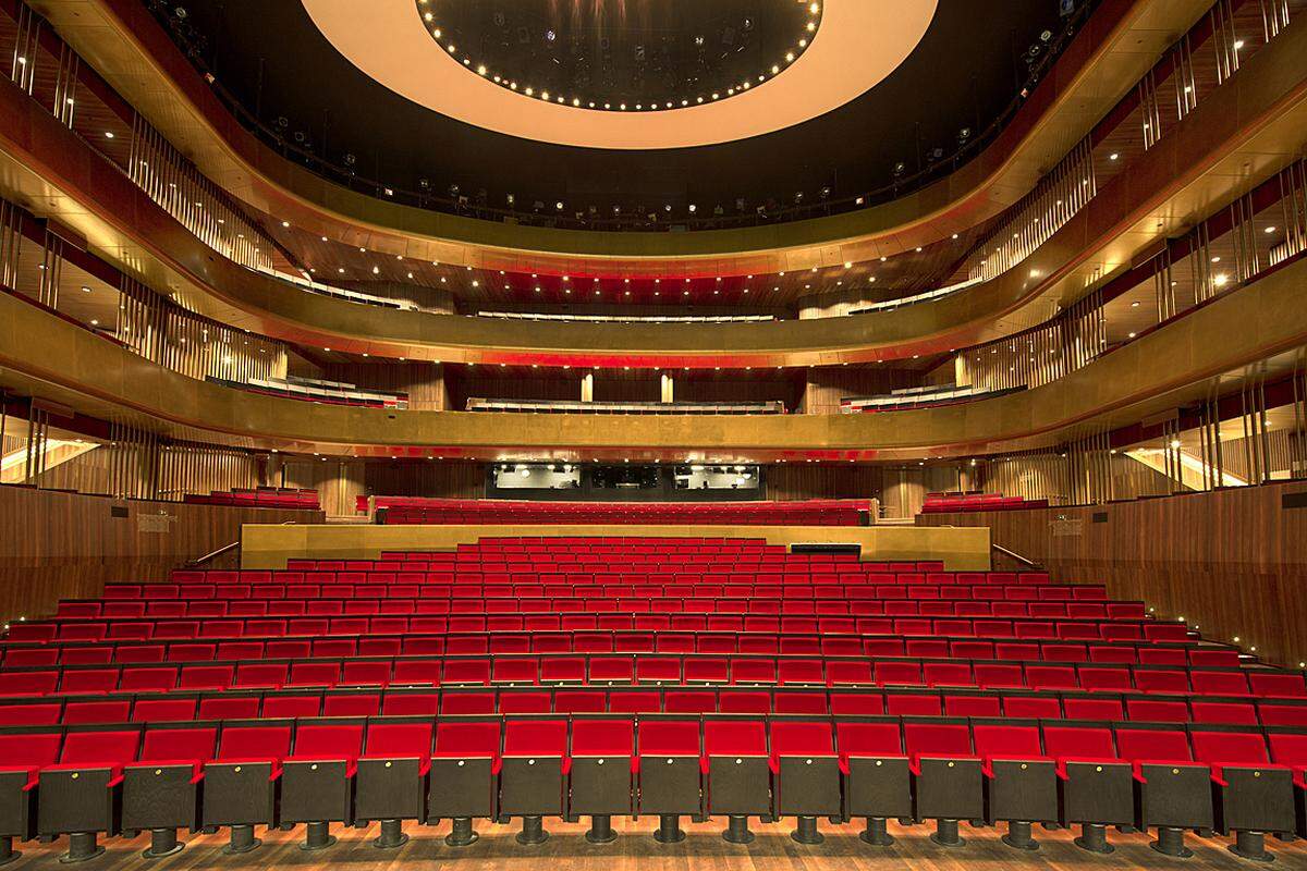 Im großen Saal regiert die Oper. Am Freitag, dem 12. April erklingt dort Philip Glass' Oper "Spuren der Verirrten", basierend auf einem gleichnamigen Stück von Peter Handke. David Pountney, Intendant der Bregenzer Festspiele, inszeniert. Dennis Russell Davies dirigiert das Bruckner Orchester.