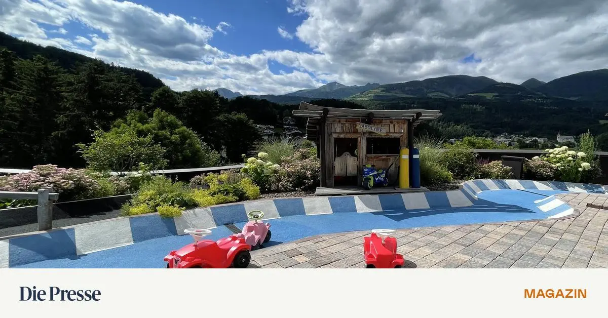 Familienurlaub-in-dem-Superhelden-fliegen-lernen-premium-