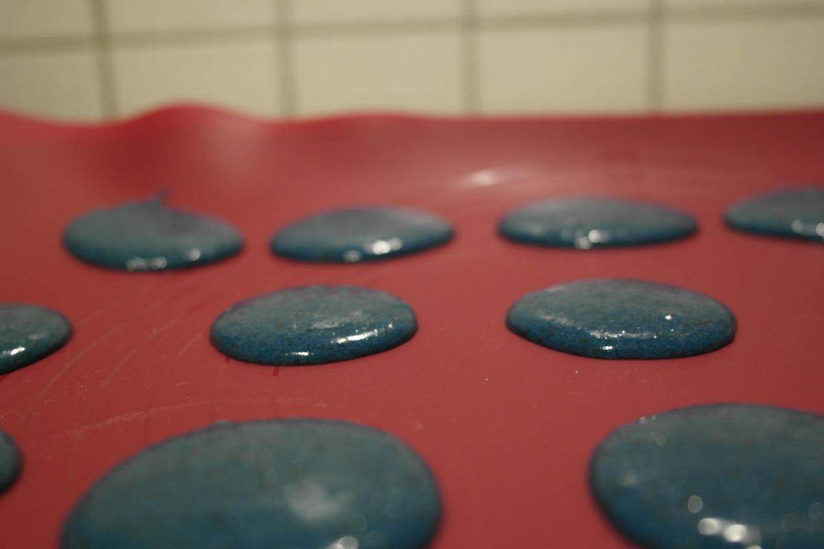 Ganz wichtig: Die Macarons müssen eine halbe Stunde ruhen. So wird die Oberfläche fest und die Macarons zerfließen im Ofen nicht.
