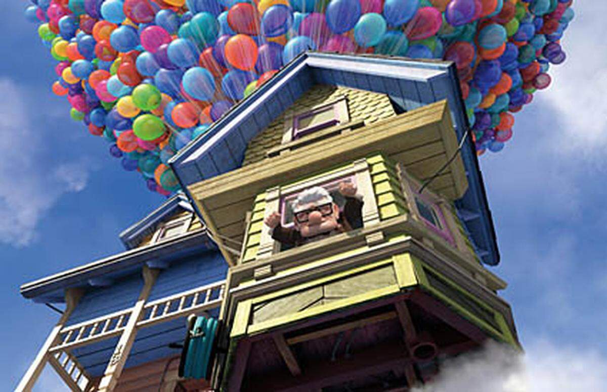 Der 78-jährige Witwer Carl Fredricksen entkommt seiner Einlieferung ins Altersheim haarscharf, indem er mit seinem Haus mit der Hilfe einer Unzahl an Luftballons Richtung südamerikanischen Regenwald abhebt. Doch der neunjährige Pfadfinder Russell hat sich als blinder Passagier eingeschlichen und so müssen die beiden gemeinsam das erste 3D-Animationsabenteuer aus dem Hause Pixar bestehen.