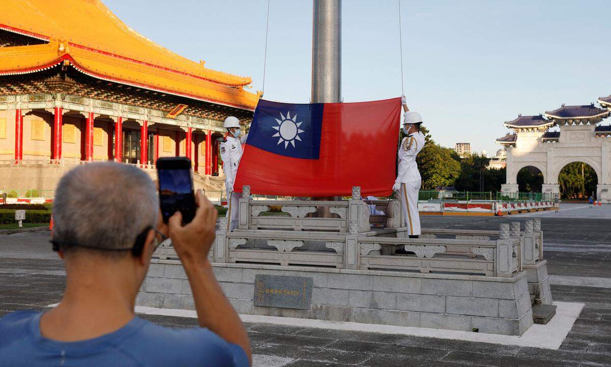 In Taipeh lässt man sich durch die rauen Töne aus Peking nicht aus der Ruhe bringen. Täglich wird die Flagge gehisst.