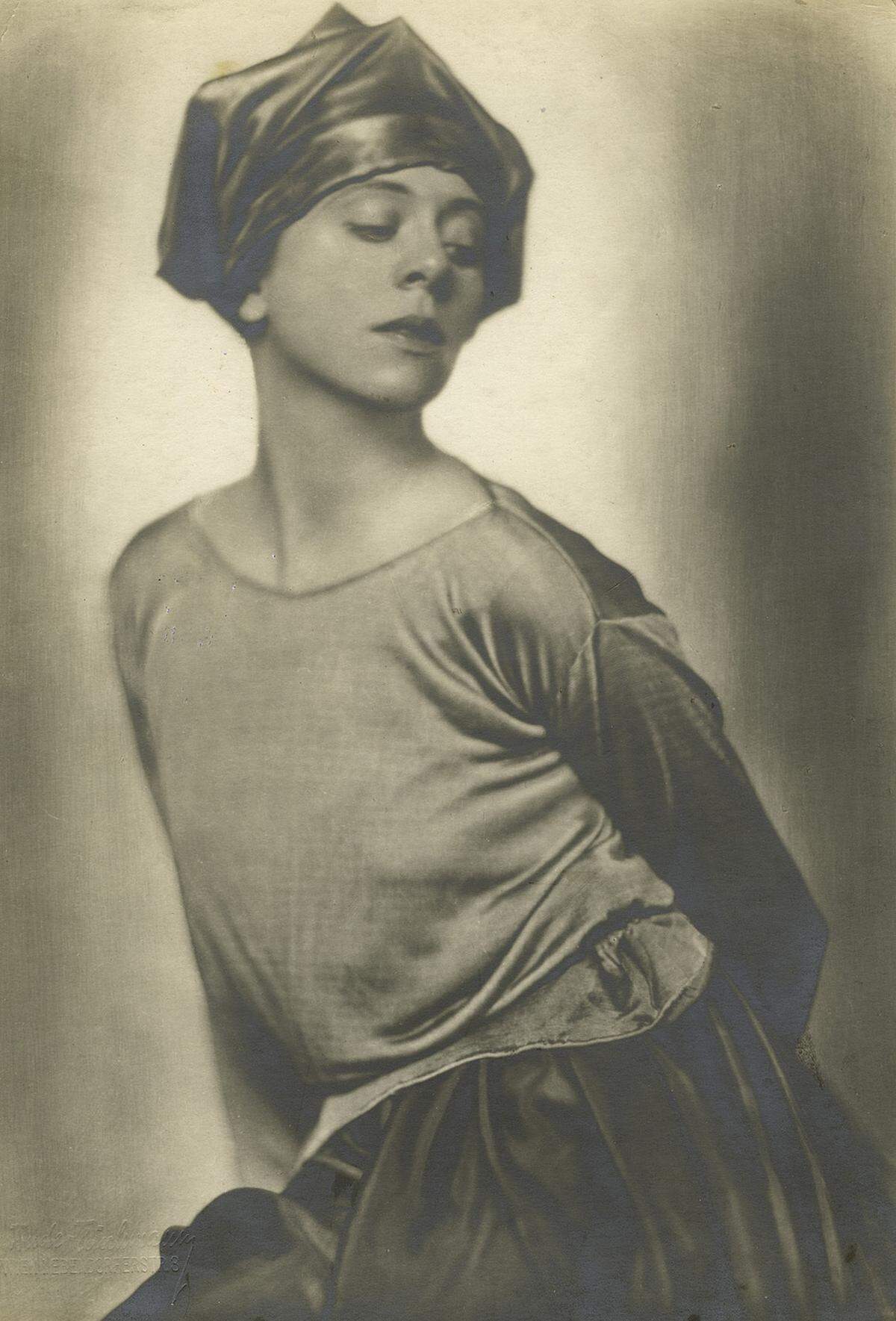 Trude Fleischmann: Die Schauspielerin und Tänzerin Lucy Kieselhausen in einem Phantasiekostüm, um 1925  Theaterschauspieler und Tänzer posierten in den Studios der Fotografen meist in ihren Rollen und Kostümen. Filmschauspieler interessanter Weise zeigten sich lieber menschlich.