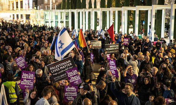 Tausende Menschen protestierten in Tel Aviv gegen die Regierung.