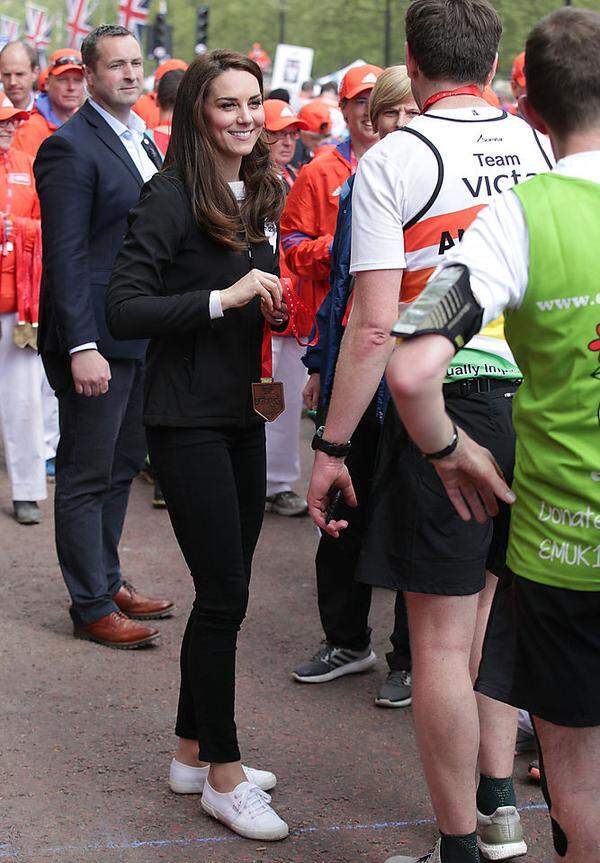London war Ende April im Marathonfieber - und die Herzogin von Cambridge war mittendrin. In einem funktionalen Outfit (Softshelljacke von Regatta, Sneaker von Superga, Jeans) verteilte sie Wasser und Medaillen an Läufer.