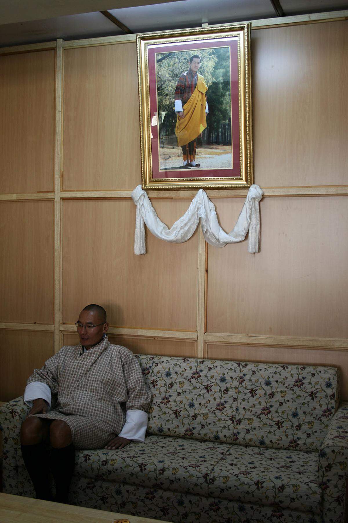 Tshering Tobgay ist der Vorsitzende der Opposition, die nur zwei von 47 Sitzen der Nationalversammlung hält. In Bhutan wurden erst 2008 die ersten Wahlen abgehalten und somit die Transformation von einer absoluten zu einer konstitutionellen Monarchie vollzogen. Initiiert wurde der Demokratisierungsprozess vom damaligen König Jigme Singye Wangchuck.