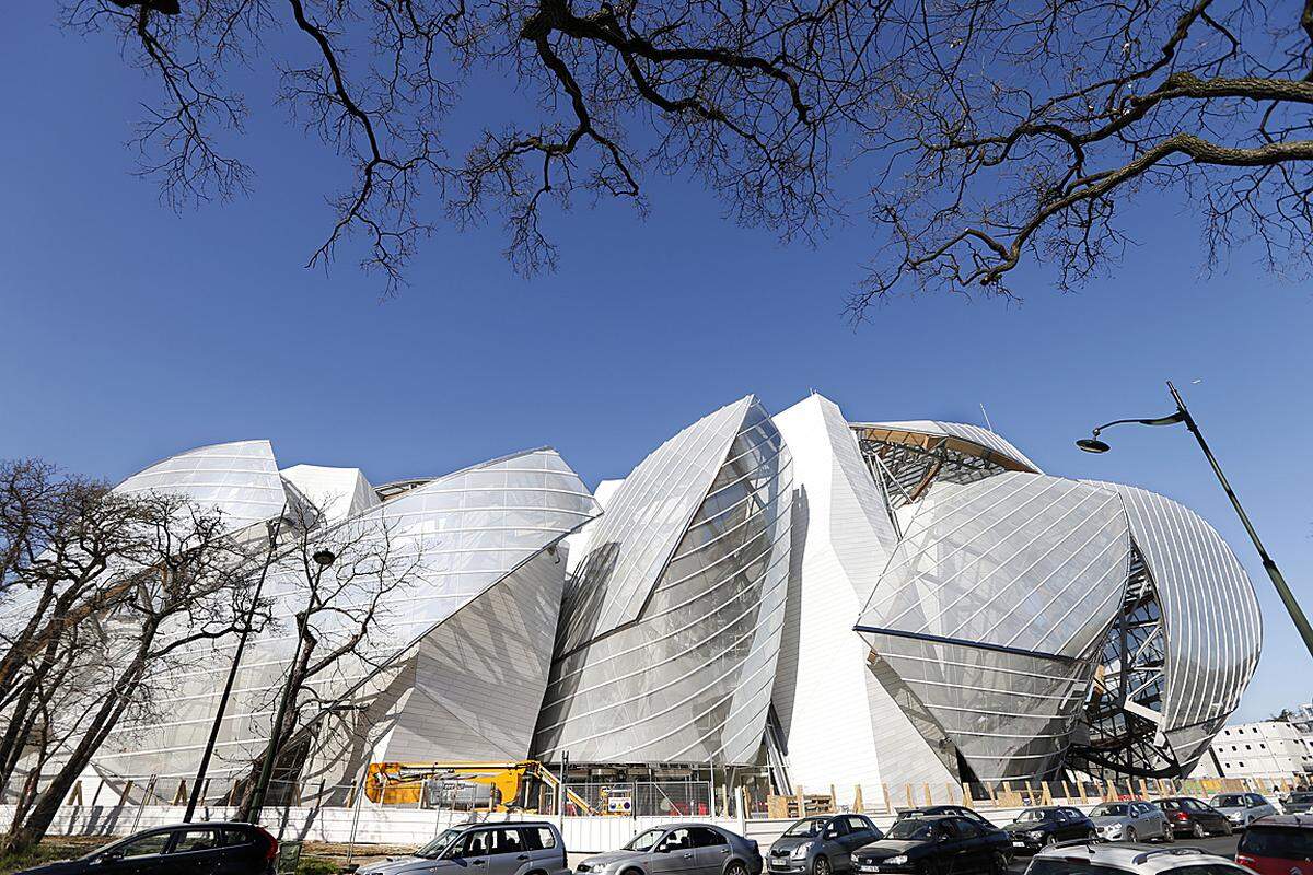 Gehry beschreibt sein Werk aus 3500 Glasplatten als "Glaswolke".