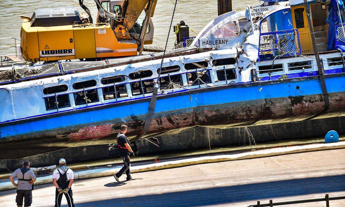 Das Wrack ist am Dienstag mittels Schiffskran schlussendlich nach sieben Stunden Arbeit aus der Donau geborgen und auf einen Lastenkahn gehoben worden.