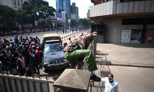 Ausschreitungen in Nairobi zwangen den Präsidenten zum Umdenken.