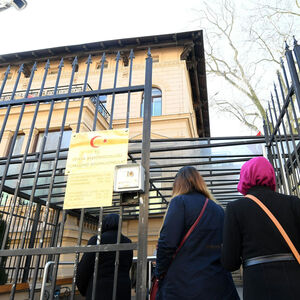 Das türkische Konsulat bestätigt mitunter, dass Betroffene keine Türken seien. 