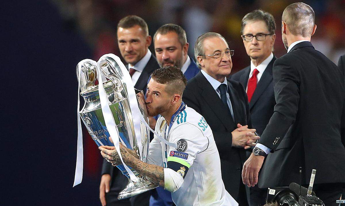 Dann war es so weit: Real-Kapitän Sergio Ramos durfte zum dritten Mal in Folge den Champions-League-Pokal stemmen.