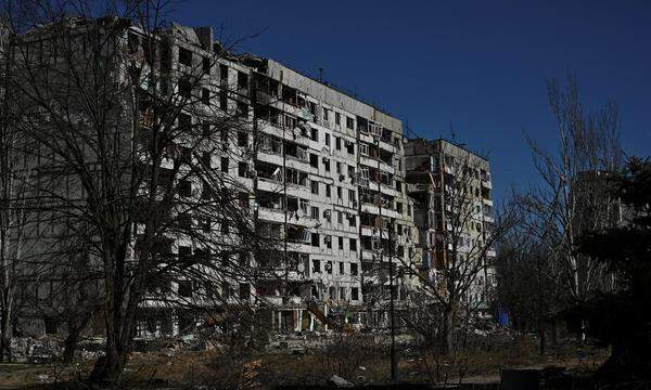 Ein stark zerstörtes Gebäude im ukrainischen Dorf Orliwka.