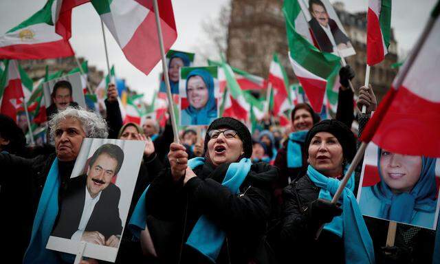 Exil-Iraner protestieren gegen das Regime in Teheran, auf dem Foto in Paris.