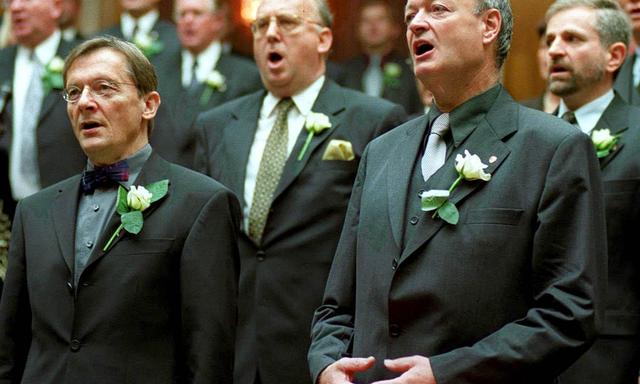 Sie sangen jedenfalls noch den alten Text: Wolfgang Schüssel  und Andreas Khol beim Intonieren den Bundeshymne, 1999 im Nationalrat. 