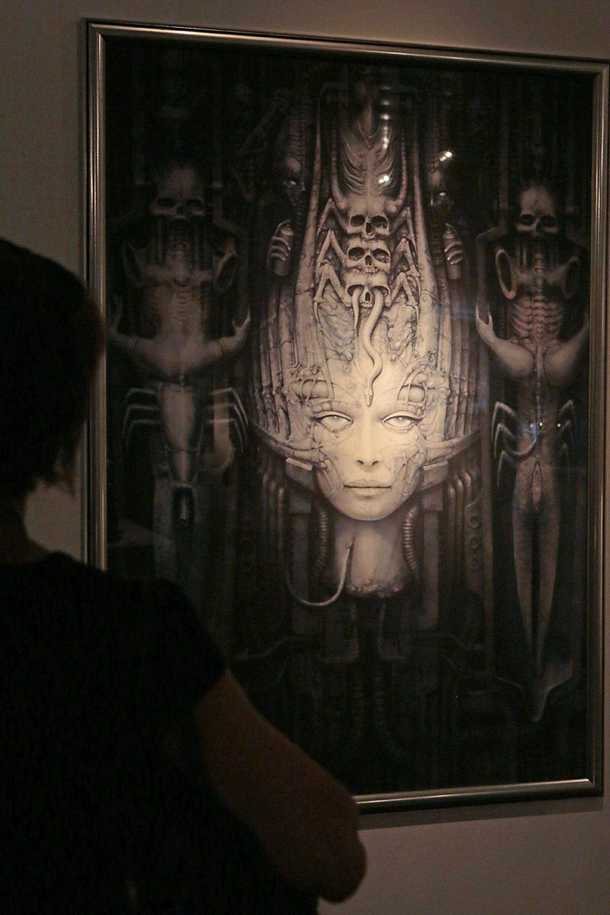 Seit 1962 lebte H.R. Giger in Zürich. Sein Schaffen ist im Museum HR Giger in Gruyeres FR zu besichtigen.  Foto aus der Ausstellung "HR Giger. Die Kunst der Biomechanik" im Rahmen der Ars Electronica 2013 im Linzer Lentos