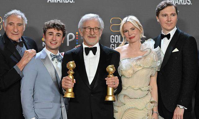 Steven Spielberg mit Darstellern aus „The Fabelmans“ und zwei Golden Globes.