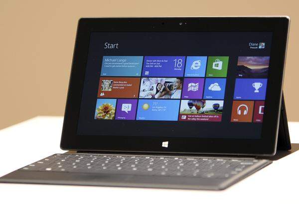 Der Konzern verriet nur, dass die kleinere Surface-Variante zusammen mit der finalen Version von Windows 8 erscheinen soll. Das wäre dann am 26. Oktober. Der leistungsstärkere Surface-Typ mit Intel-PC-Prozessor folgt drei Monate später.