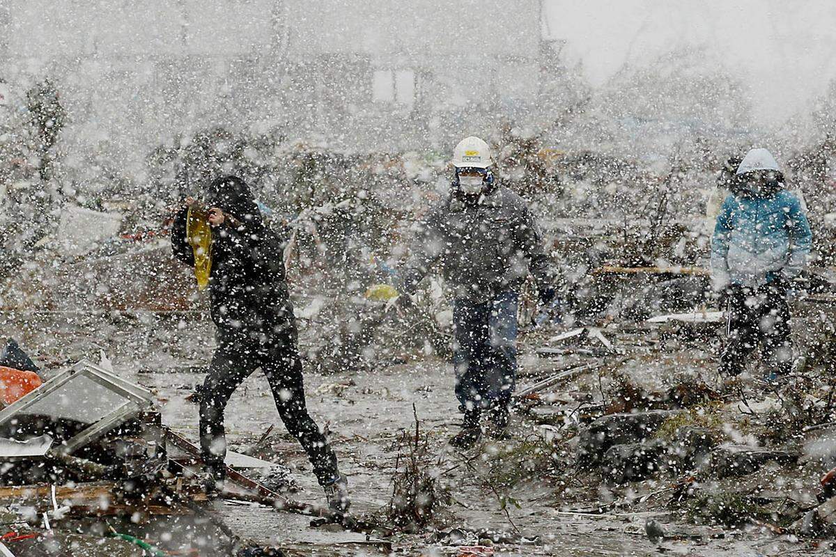 Mittwoch (16. März): Schneefall behindert die Rettungsarbeiten in Sendai.