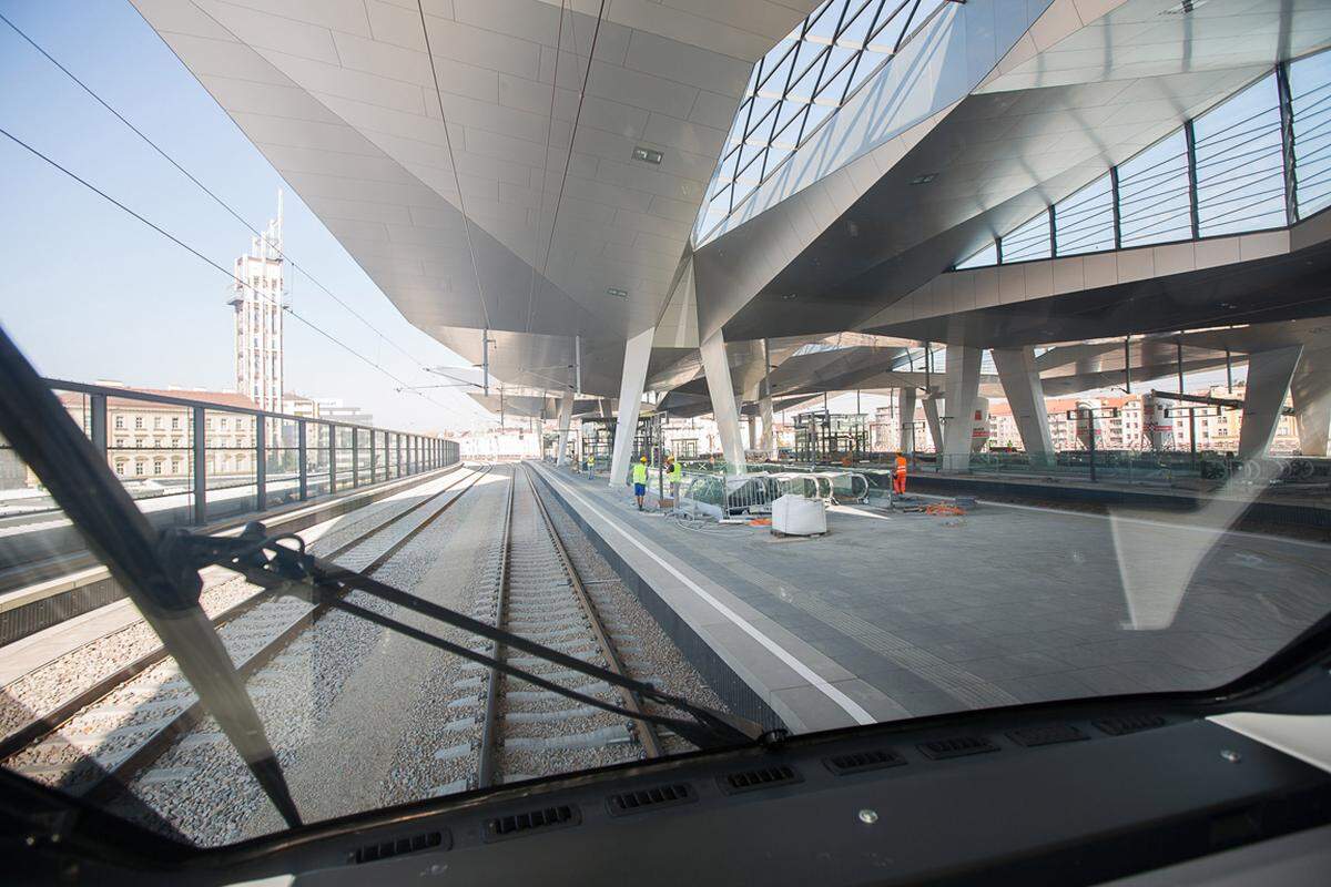 Erstmals können die Fahrgäste der ÖBB vom Zug aus einen kurzen Blick auf die größte Baustelle Österreichs werfen. Denn ab sofort fahren täglich rund 200 Züge durch den Wiener Hauptbahnhof. Drei Gleise stehen dafür zur Verfügung. Ein- und Aussteigen wird aber erst ab 9. Dezember 2012 möglich sein.