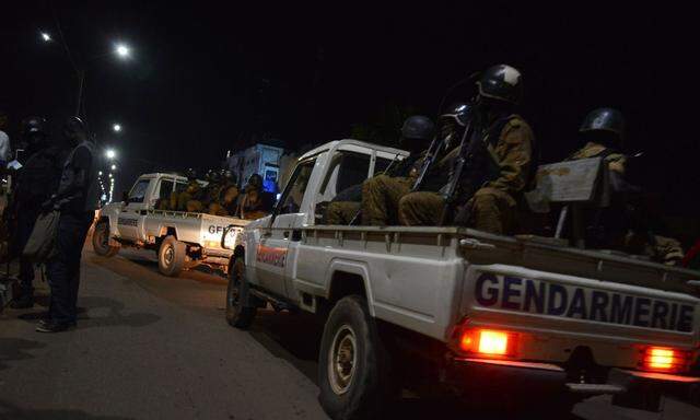 Armeekräfte pa­t­rouil­lie­ren in Ouagadougou.
