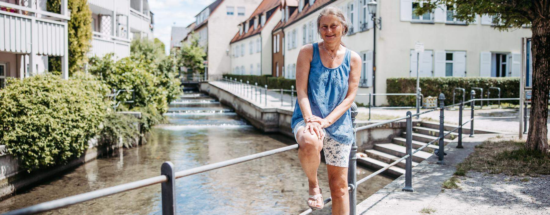 Christiane Renz am Memminger Stadtbach. Sie wird die erste - und einzige - Frau sein, die heuer &quot;neijucken&quot; wird.