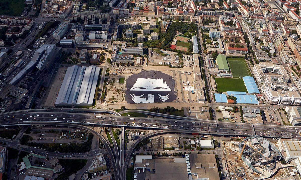 Im vergangenen Sommer hatte der österreichische Künstler Golif auf dem Areal des ehemaligen Wiener Schlachthofs St. Marx ein 30.000 Quadratmeter großes Bodenbild geschaffen – eines der größten Kunstwerke der Welt.