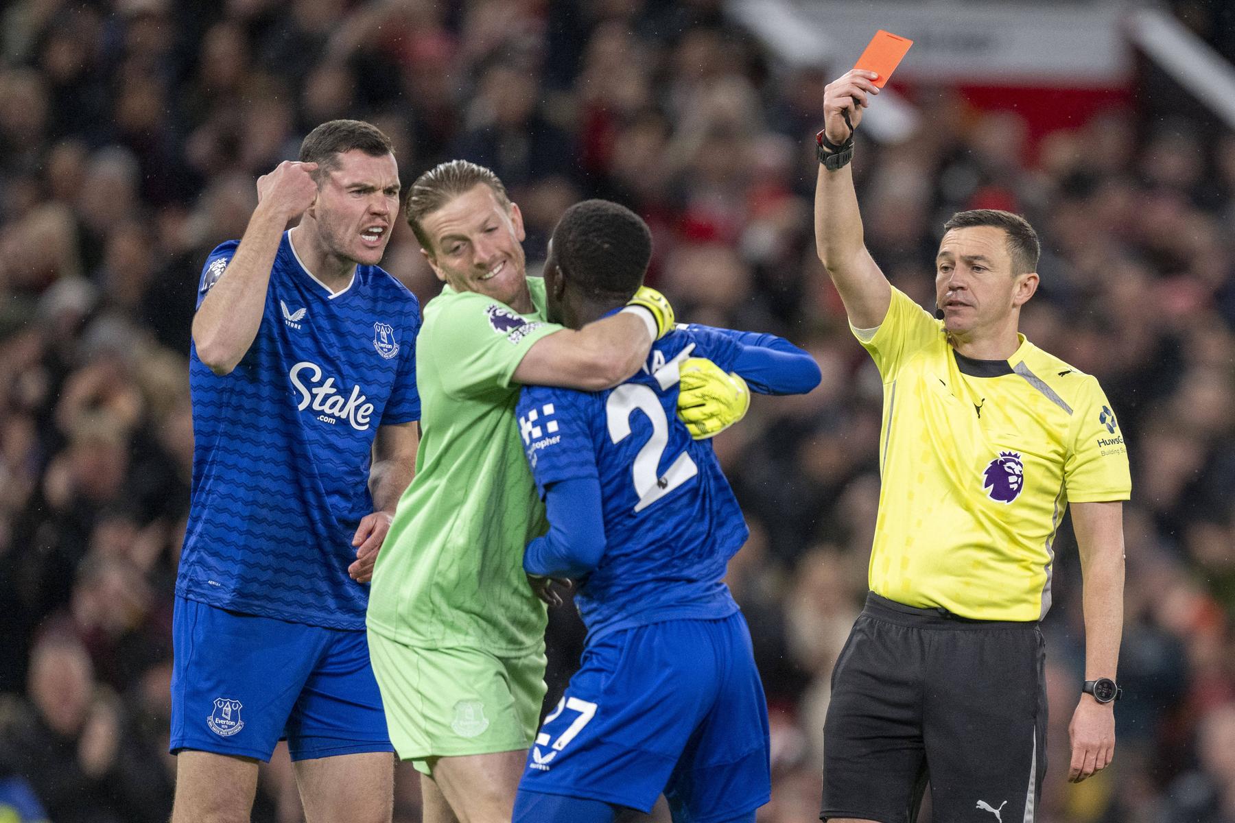 Zuerst rote Karte für Ohrfeige gegen Mitspieler, dann Sieg trotz 80 Minuten in Unterzahl