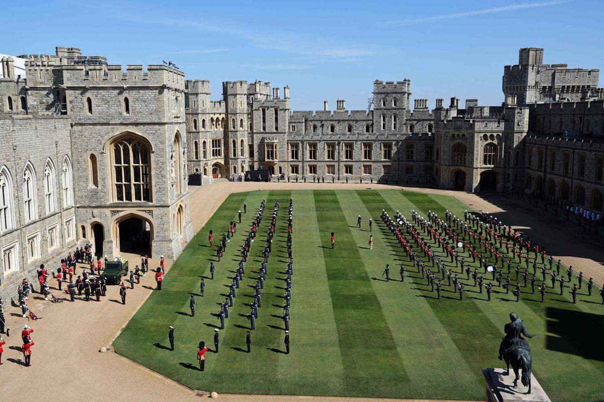 Auf Schloss Windsor und der St. Georgs Kapelle fand die Trauerfeier statt. Prinz Philips Liebe zum Militär wurde bei der Trauerfeier in den Mittelpunkt gestellt. Mehr als 700 Soldaten nahmen im Hof von Schloss Windsor Aufstellung.