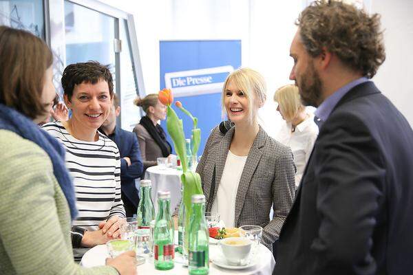 Gruppenbild mit Herrn: Eva Edelmüller (Deloitte), Elisabeth Scheiring (KPMG) und Isabel Nell (Deloitte) mit Georg Schlotter (BP).