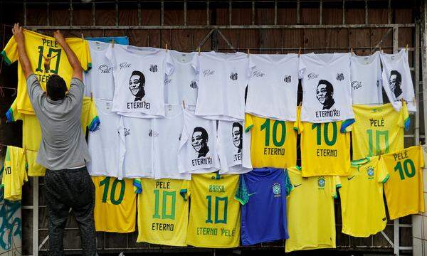 Pelé ist in Santos omnipräsent. Seine Trikots und Shirts sind Kassenschlager.